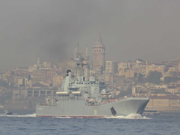 Kriz yaratan Rus gemisi yine Boğaz'dan geçti