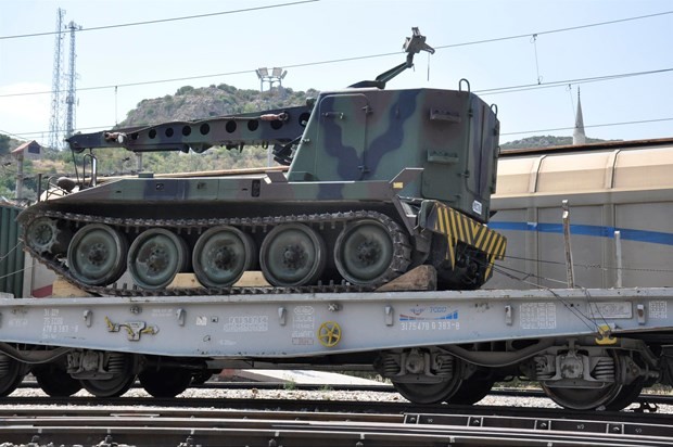 Askeri araçların bulunduğu yük treni, 11 gündür bekletiliyor