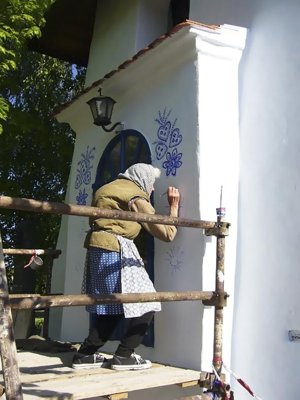 90 yaşındaki kadın köyü sanat galerisine çevirdi