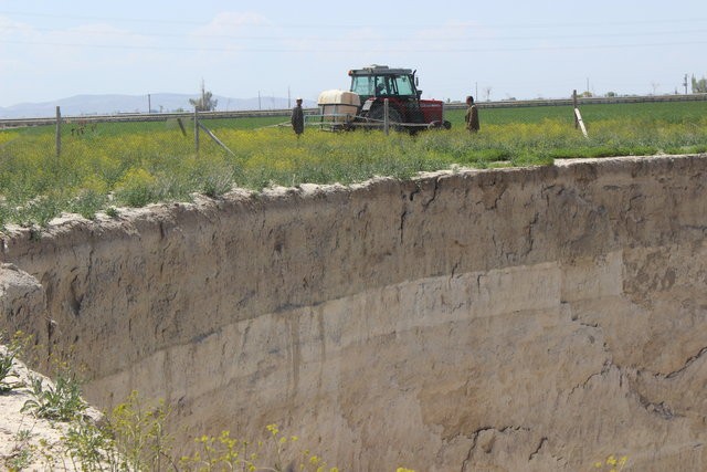 Konya'da oluşan dev obruklar köylüleri tedirgin ediyor
