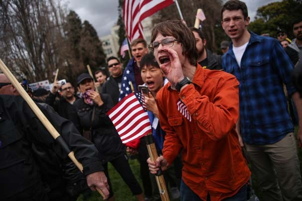 Trump destekçileri ile karşıt gruplar birbirine girdi