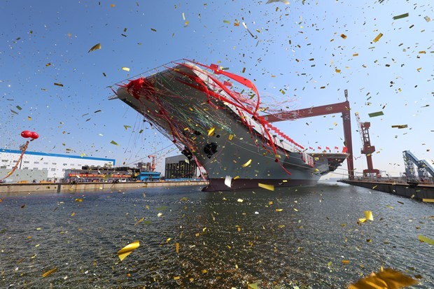Çin'in ilk yerli uçak gemisi suya indi