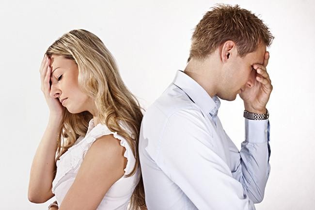 Bir ilişkinin sorunlu olduğunu ve hemen uzaklaşılması gerektiğini gösteren 15 önemli işaret