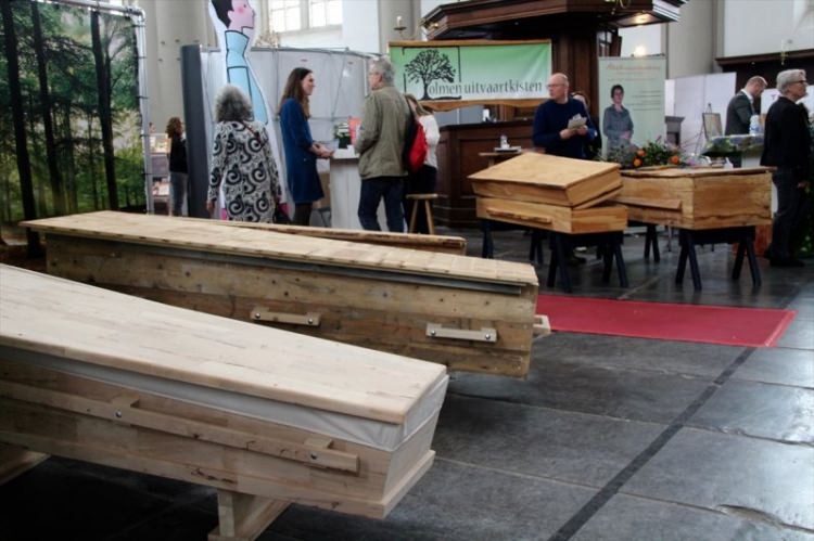 Hollanda'da cenaze fuarı düzenlendi!