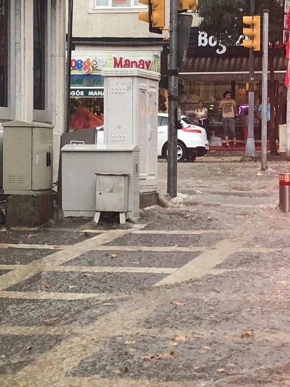 İstanbullular yağmura yakalandı