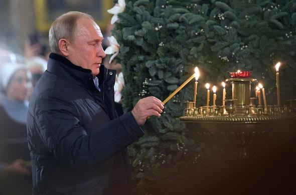 Putin yine şaşırttı! Önce dua okudu, ardından ateş etti