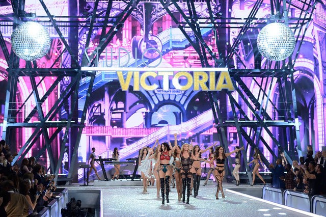 Victoria's Secret'in beklenen şovundan ilk görüntüler 