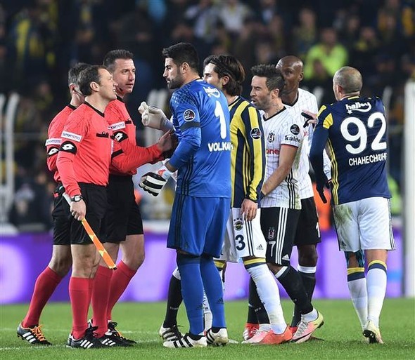 Fenerbahçe-Beşiktaş derbisinde ortalık karıştı