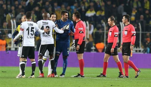 Fenerbahçe-Beşiktaş derbisinde ortalık karıştı
