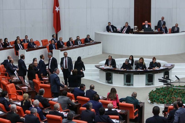 Devlet Bahçeli'ye Meclis'te etten duvar