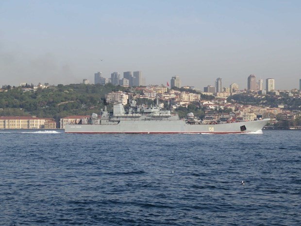 Kriz yaratan Rus gemisi yine Boğaz'dan geçti