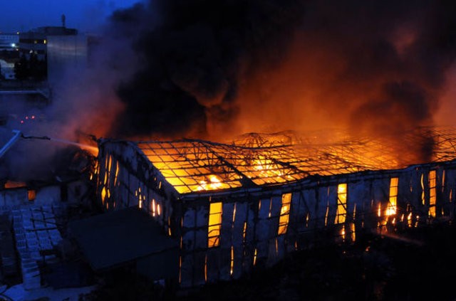 İstanbul'da iş merkezinde korkutan yangın