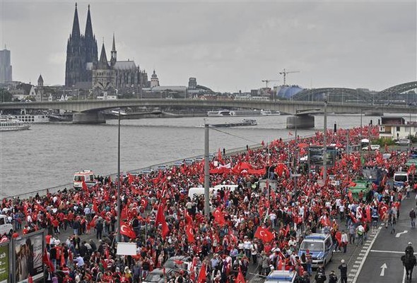 Köln'deki demokrasi mitinginden kareler