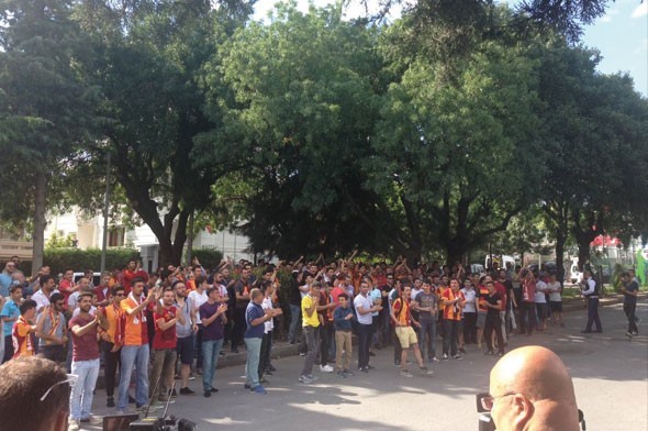 Galatasaray taraftarı Florya'yı bastı