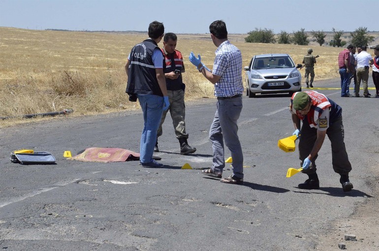 Siverek'te otomobile silahlı saldırı: 1 bebek ölü, 4 yaralı