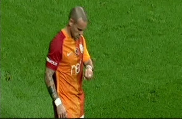 Sneijder sahaya atılan parayla bakın ne yaptı?