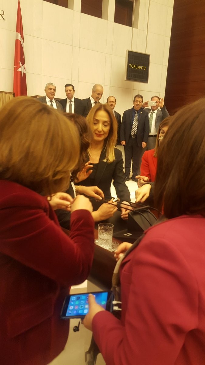Aylin Nazlıaka'dan Meclis'te kelepçeli eylem