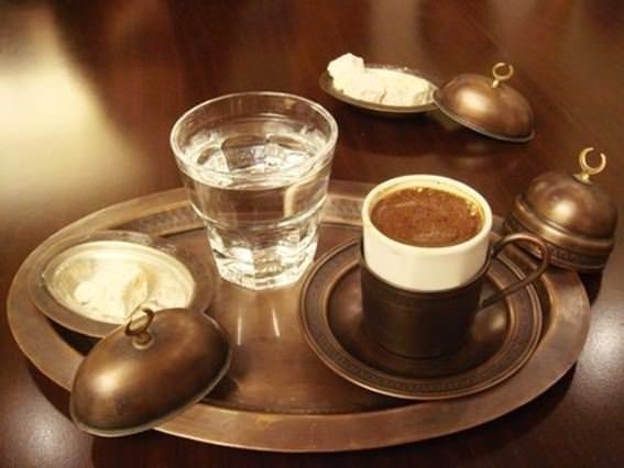 Türk kahvesinin yanında neden su ikram edilir?