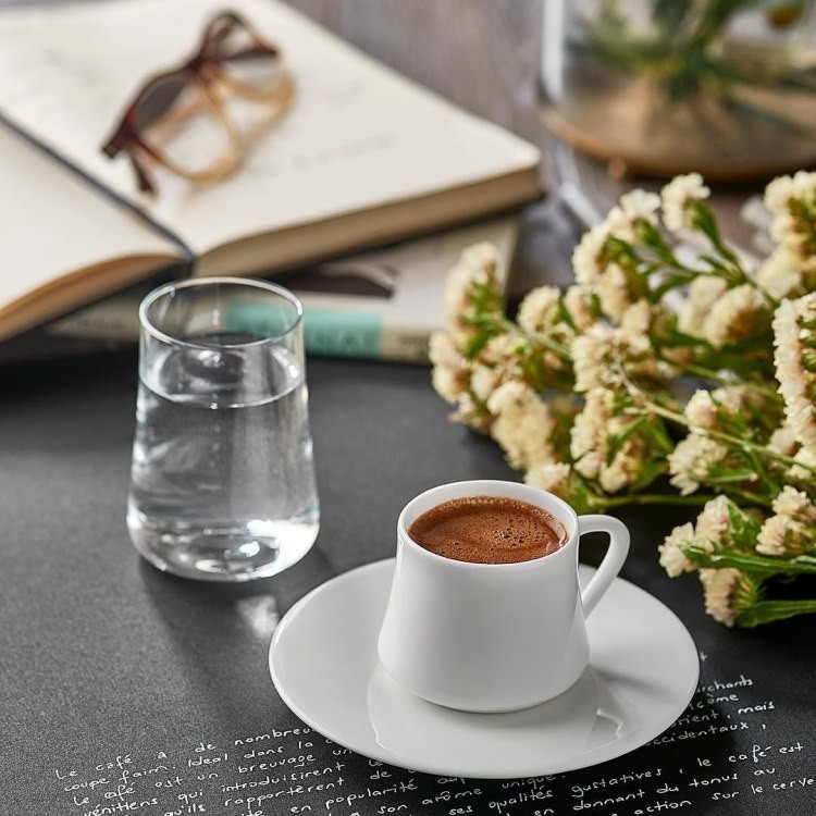 Türk kahvesinin yanında neden su ikram edilir?