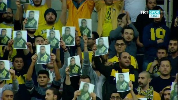 Fenerbahçe taraftarı kahraman polisi unutmadı!
