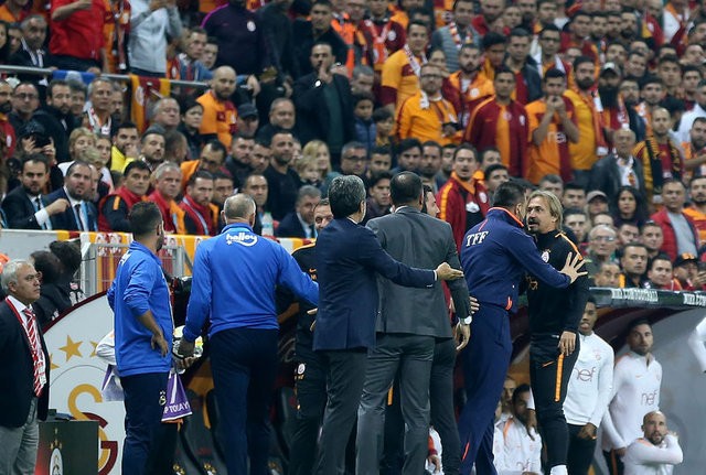 Galatasaray-Fenerbahçe derbisinde yaşanan gergin anlar