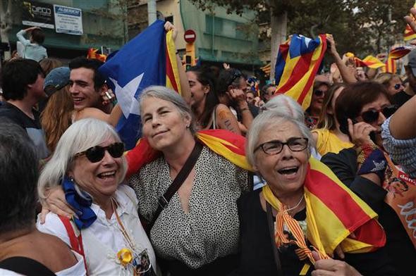 Bağımsızlık ilanının ardından Katalanlar sokaklara döküldü