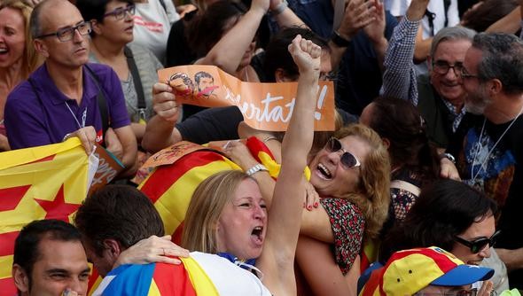 Bağımsızlık ilanının ardından Katalanlar sokaklara döküldü