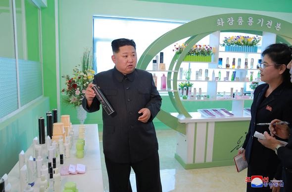 Kim Jong-un eşiyle fabrika ziyaretinde
