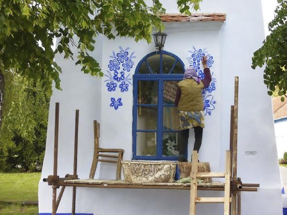 90 yaşındaki kadın köyü sanat galerisine çevirdi