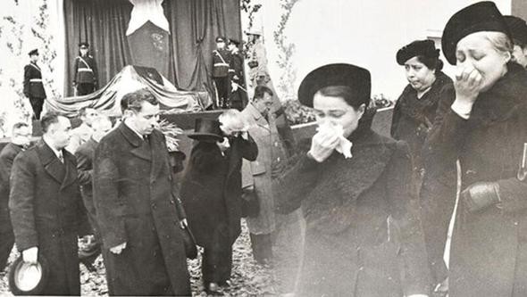 Atatürk'ün cenaze töreni görüntüleri: Bir millet kurtarıcısına ağlıyor