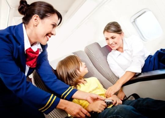 Bebekle uçak yolculuğu hakkında pratik bilgiler