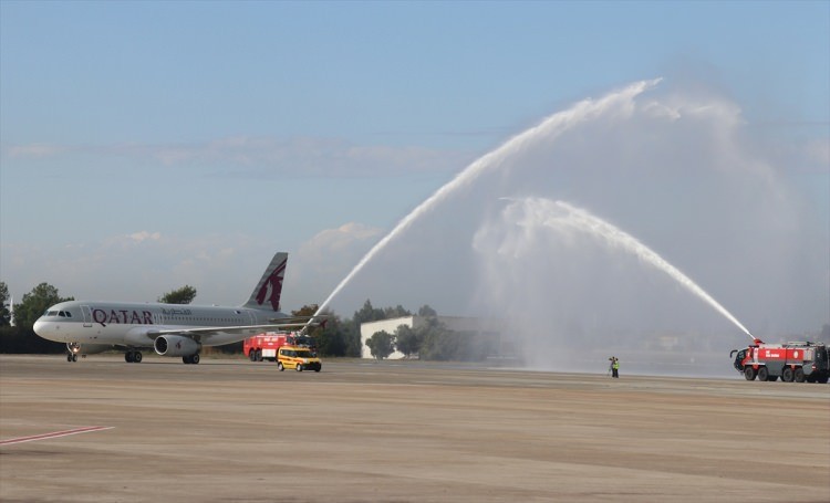 Katar'dan Adana'ya gelen ilk uçak törenle karşılandı