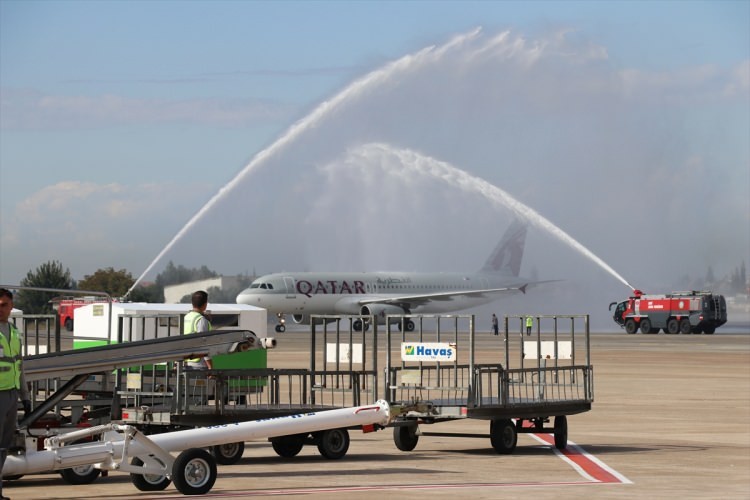 Katar'dan Adana'ya gelen ilk uçak törenle karşılandı