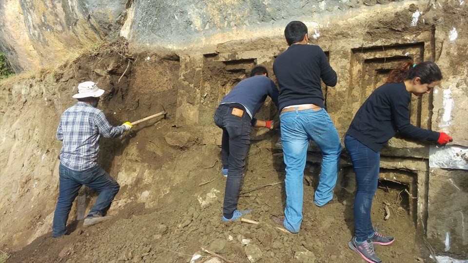 Demre'de 2 bin 400 yıllık kaya mezarı bulundu