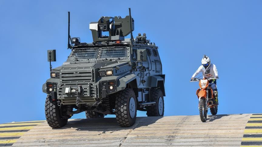 Türk zırhlısı Ejder Yalçın yabancı rakiplerine fark attı