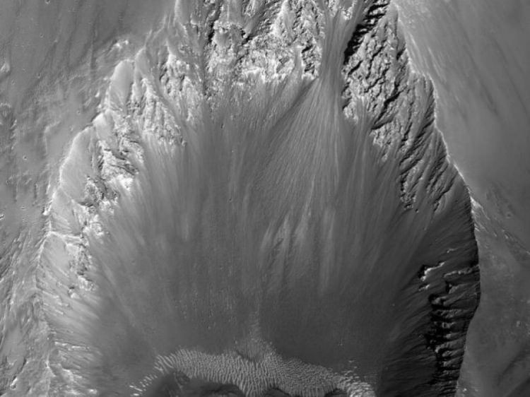 NASA Mars'ta yüksek çözünürlükte çekmiş olduğu fotoğrafları yayınladı