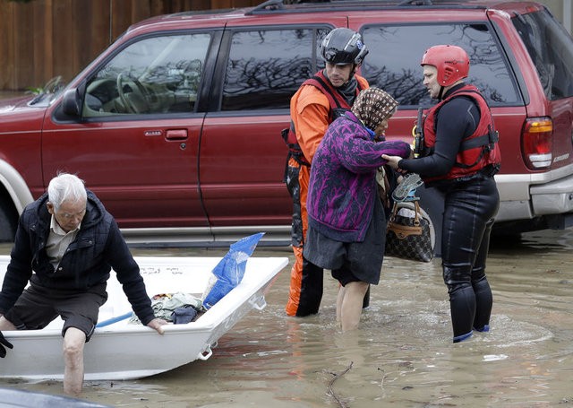 California'da evlerini su basan yaklaşık 200 kişi kurtarıldı
