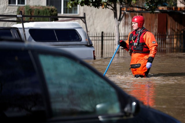 California'da evlerini su basan yaklaşık 200 kişi kurtarıldı