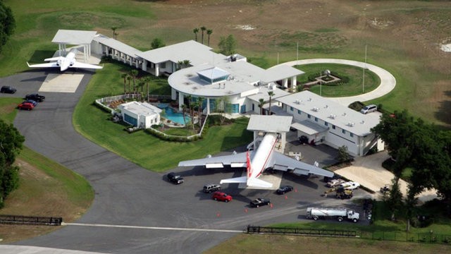Evinin kapısına uçak parkeden o ünlü kim?