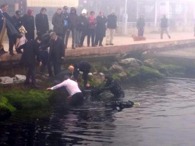 Karamürsel Belediye Başkanı fenalaşan dalgıcı kurtardı