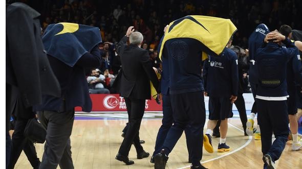 Galatasaray-Fenerbahçe derbisinde ortalık karıştı