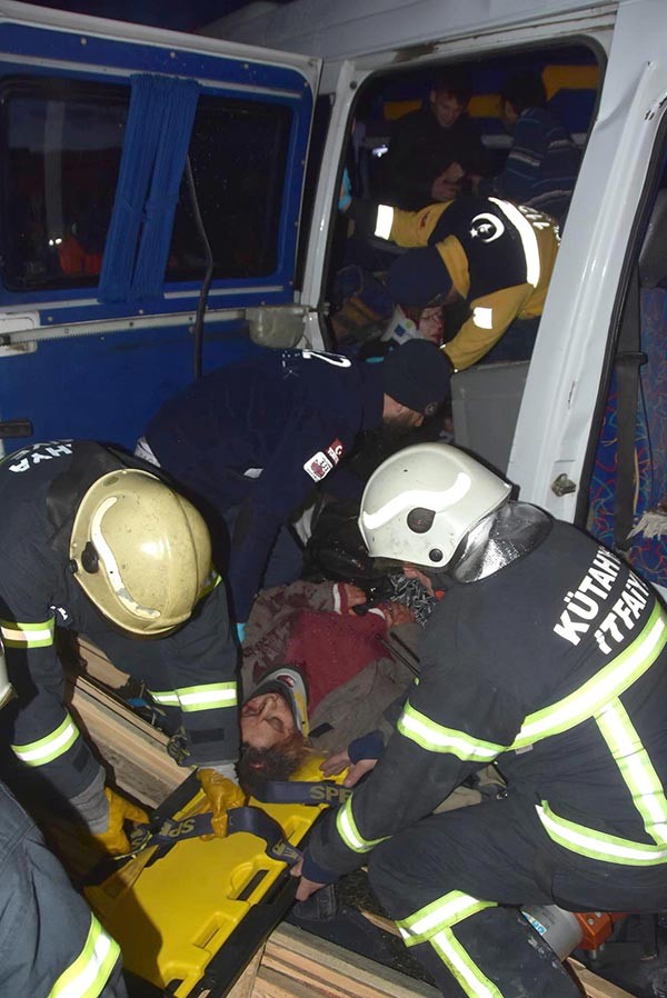 Kütahya'da zincirleme kaza: 2 ölü, 13 yaralı