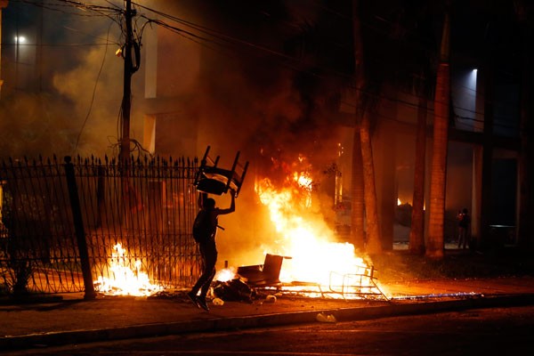 Paraguay'da göstericiler Kongre binasını ateşe verdi