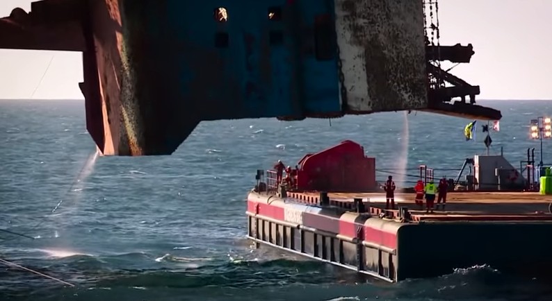 1400 araç ile batan geminin enkazı böyle çıkarıldı