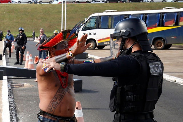 Topraklarını geri isteyen yerliler sokağa indi, polise ok attı!