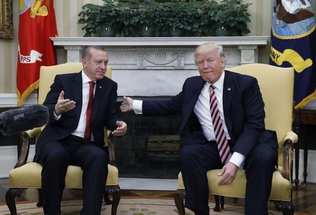 Trump ve Erdoğan'ın dikkat çeken tokalaşması