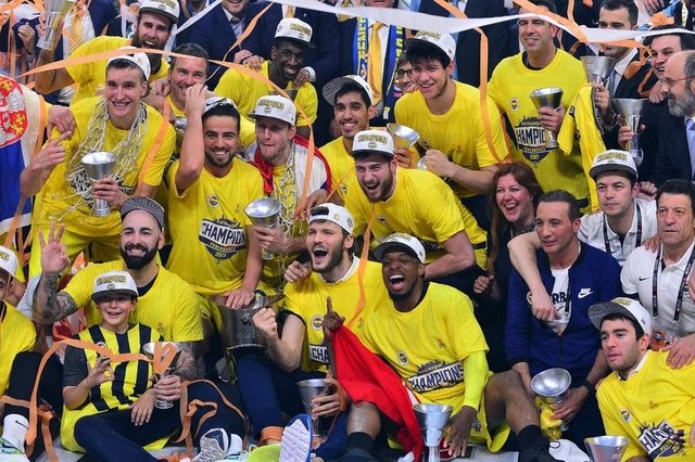 Fenerbahçe şampiyonluk kupasını aldı!