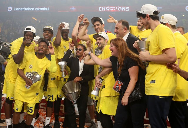 Fenerbahçe şampiyonluk kupasını aldı!