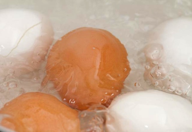 Haşlanmış yumurtanın suyunu sakın dökmeyin!