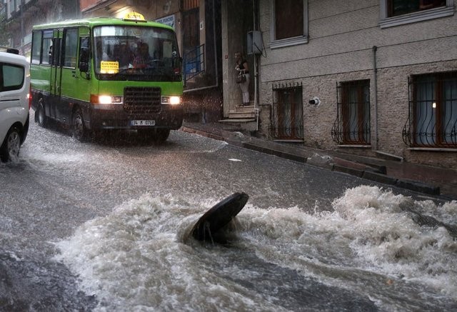 İstanbul'da hayatı felç eden sel felaketinden yeni görüntüler
